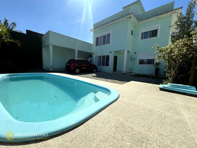 Fachada e piscina